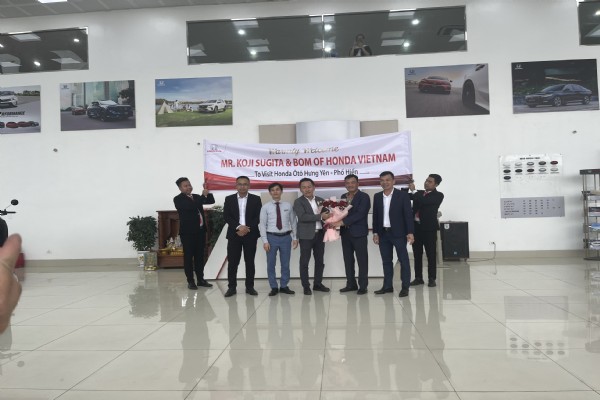 Mr. Koji Sugita (TGĐ Công ty Honda Việt Nam) cùng BLĐ Honda Việt Nam ghé thăm và làm việc cùng Honda Ô tô Hưng Yên - Phố Hiến vào 20/5 vừa qua.