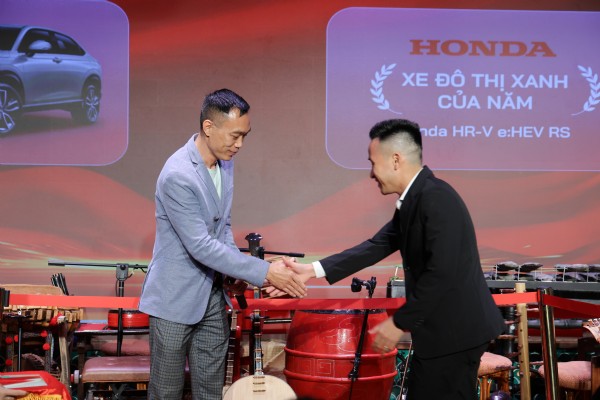 Honda HR-V e:HEV RS nhận Danh hiệu “Xe đô thị xanh của năm” tại Lễ công bố Danh hiệu “Xe của năm 2025” do tạp chí Nghe nhìn Việt Nam kết hợp Xe đời sống tổ chức.